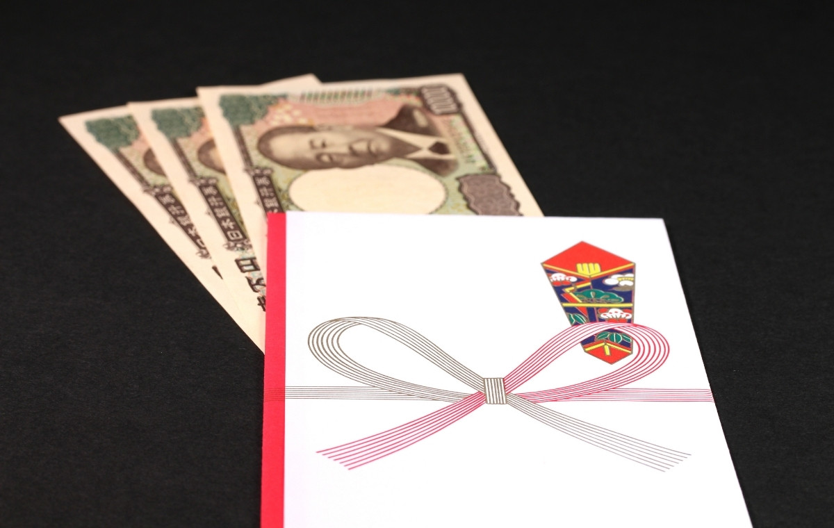 3万円の上にご祝儀袋重ねられている写真