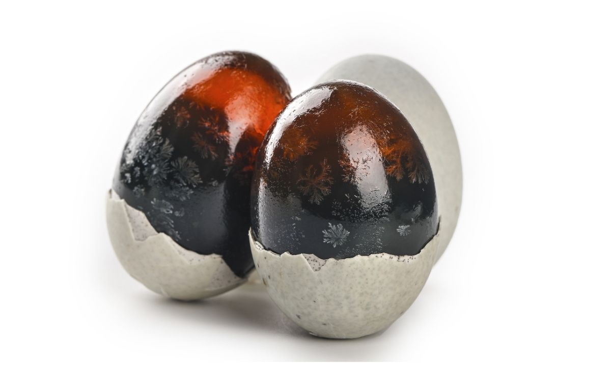 半分殻が剥かれたピータンの写真