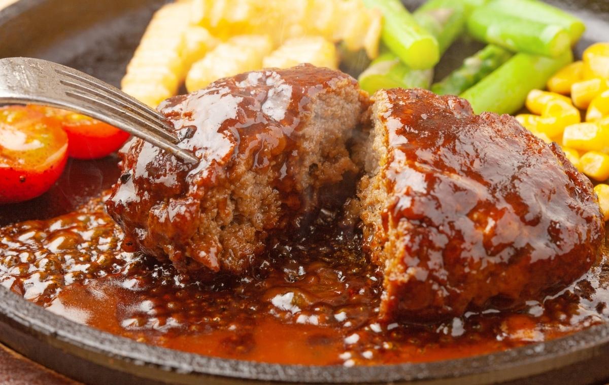おいしそうなデミグラスハンバーグの写真