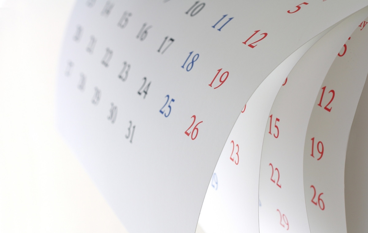 大きく膨らんでめくれかけたカレンダーの写真