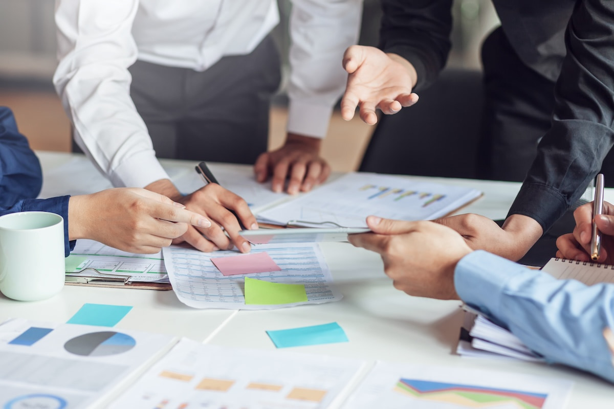 会議している人たちの手元