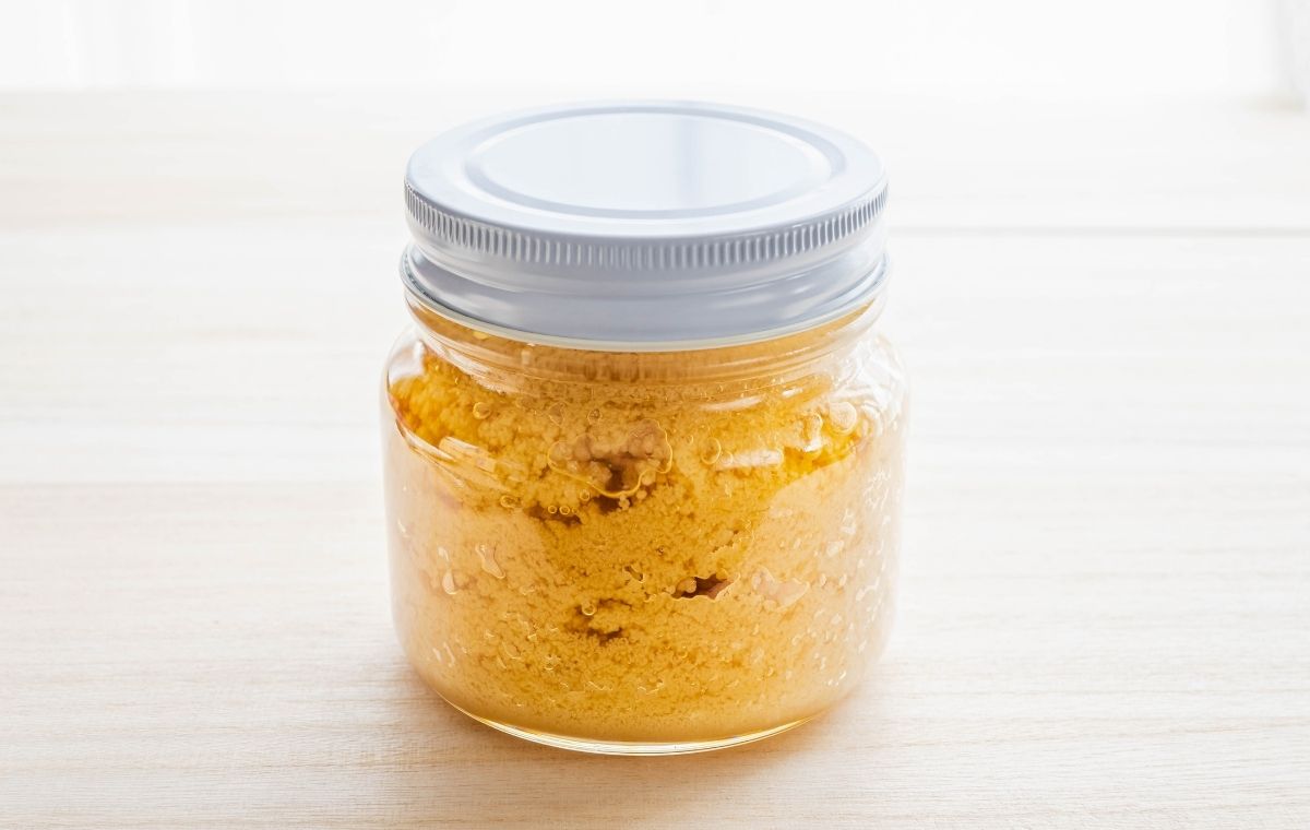 固まっている瓶のはちみつの写真