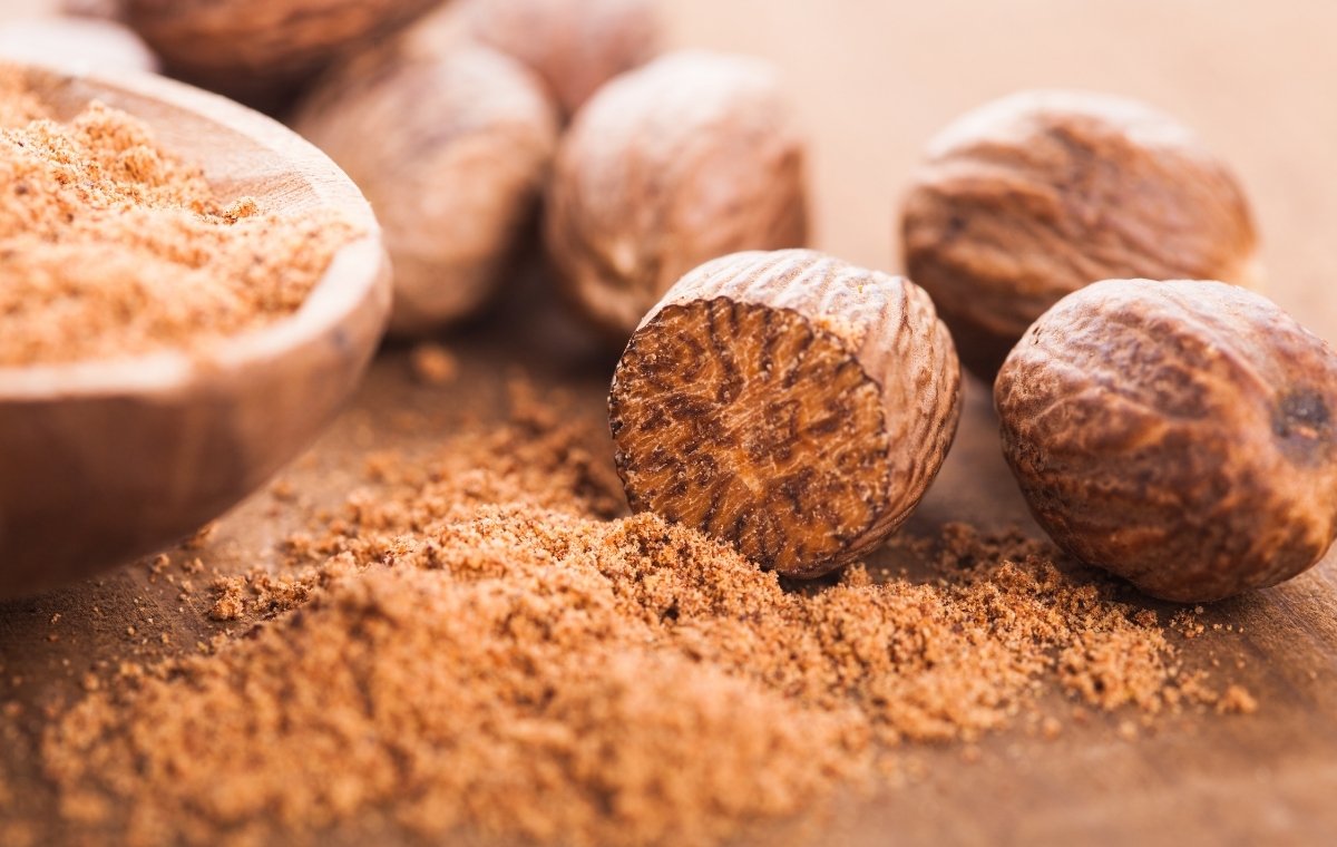 ナツメグの実と粉の写真