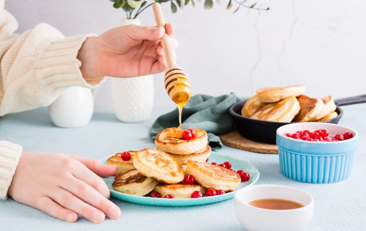 はちみつをパンケーキに欠けている写真