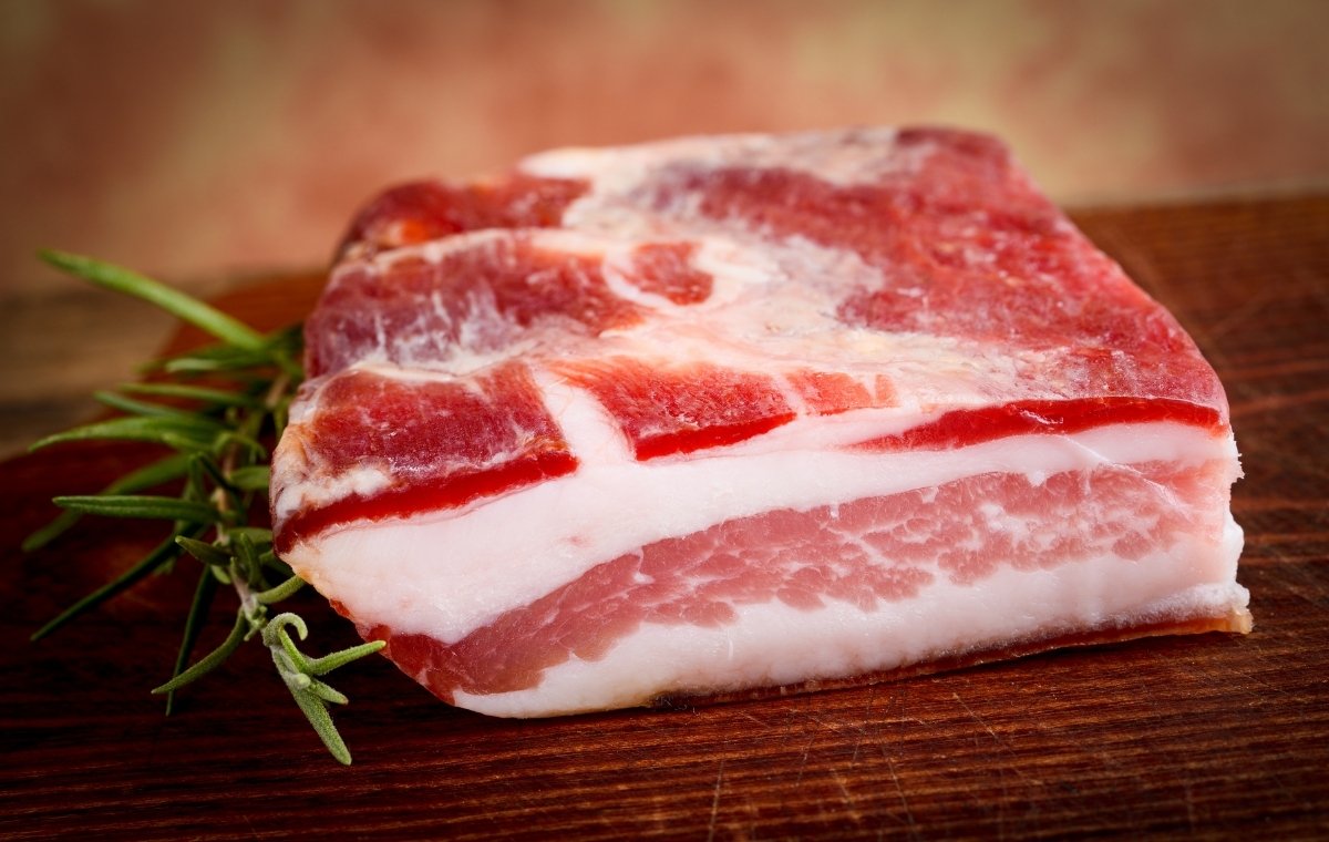 豚バラブロックとハーブの写真