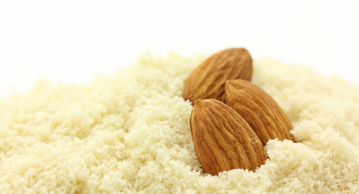 アーモンドプードルの上に粒アーモンドが3つ刺さっている写真