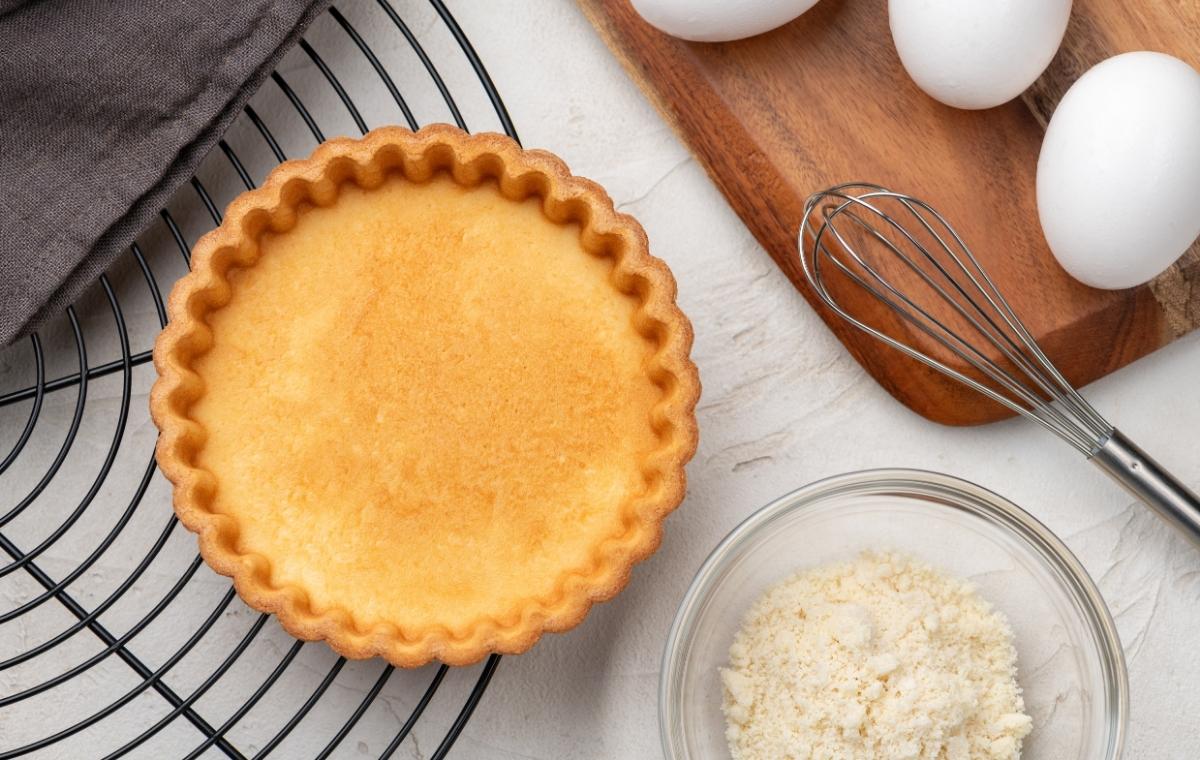 タルト生地と卵、アーモンドプードルの写真