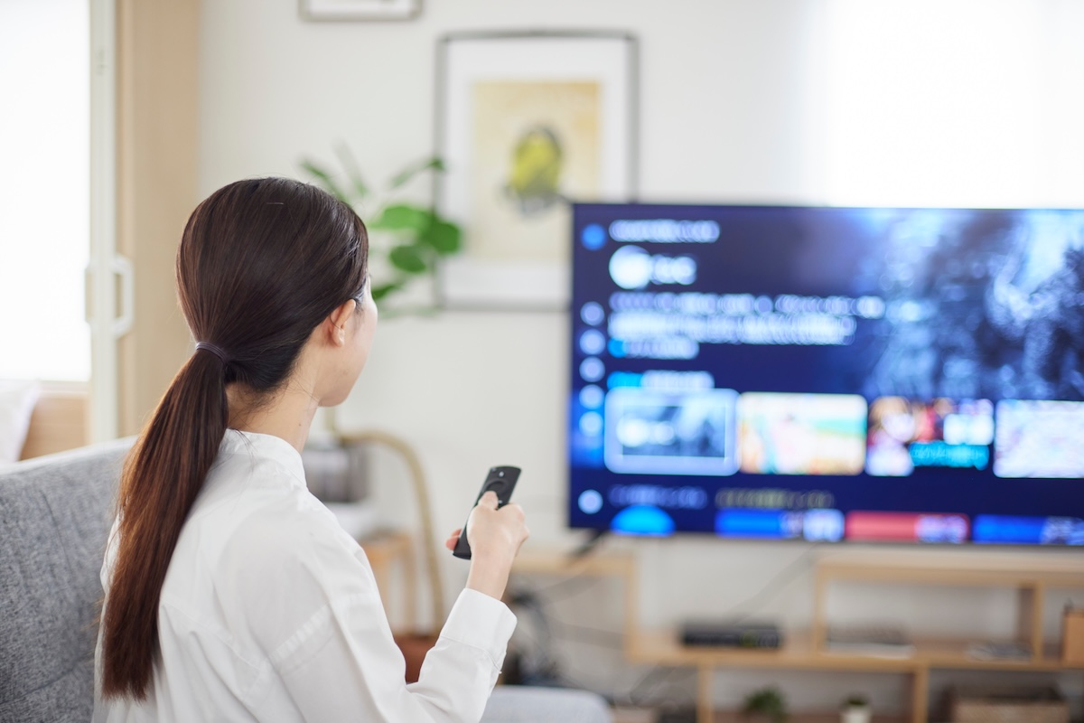 リビングにて動画配信サービスを楽しむ日本人女性