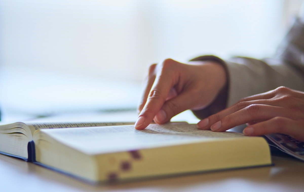 辞書を引いている人の手元の写真