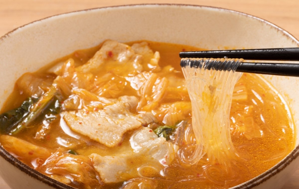 スンドゥブに春雨を入れている写真