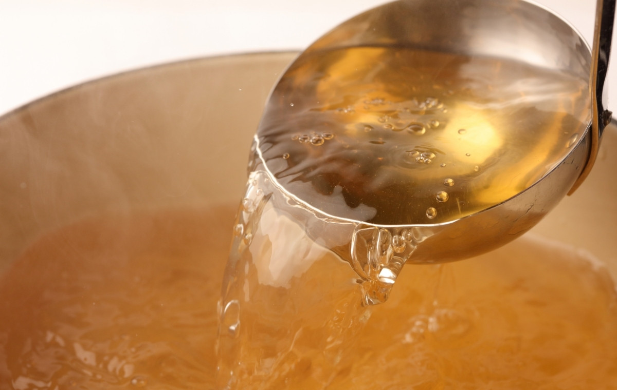 だしをお玉ですくっている写真