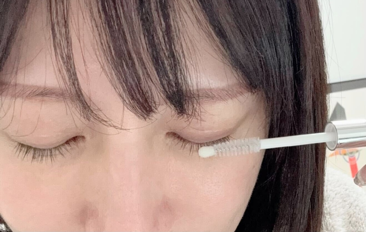 まつ毛美容液をまつ毛に塗布している写真