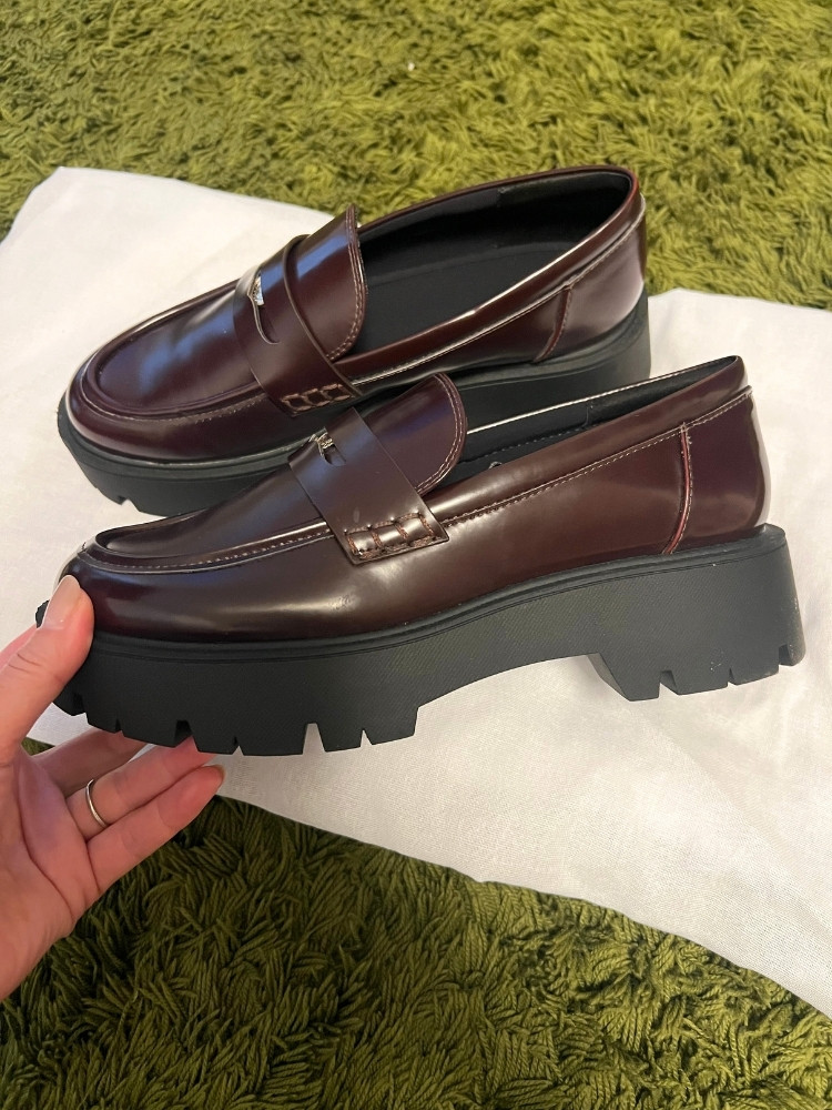 ローファーのソールを横から撮影した写真