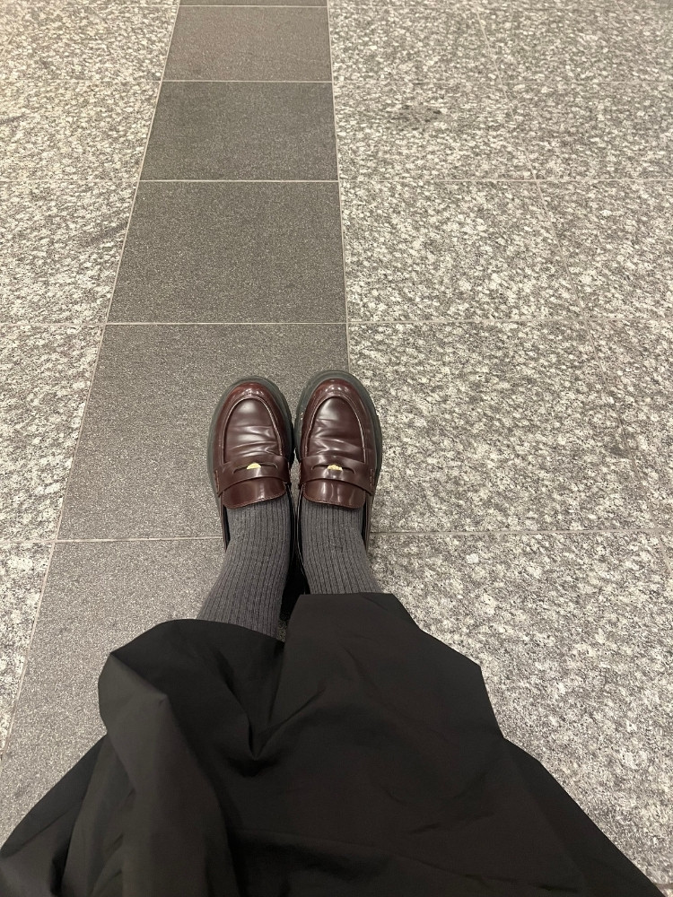 ローファーを履いた足元を写した写真