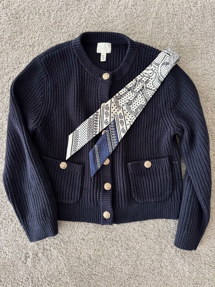 ニットとツイリーの平置き写真