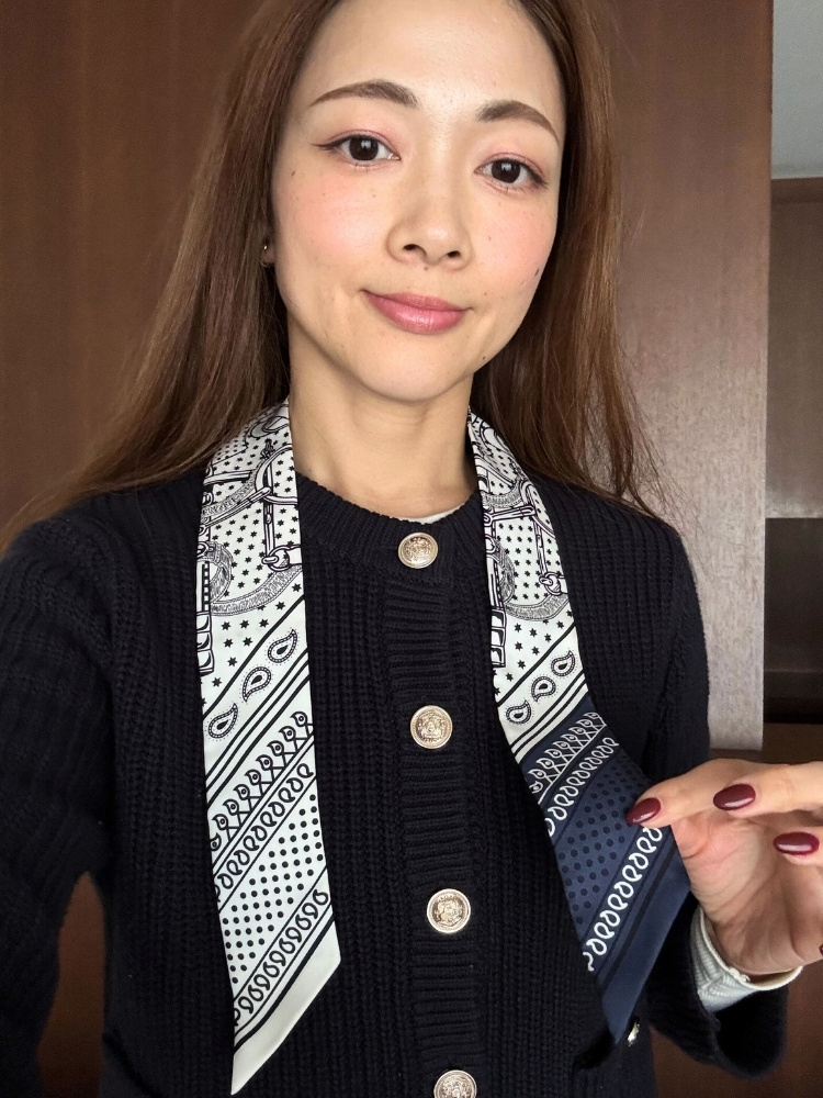 ツイリーを首にかけた写真