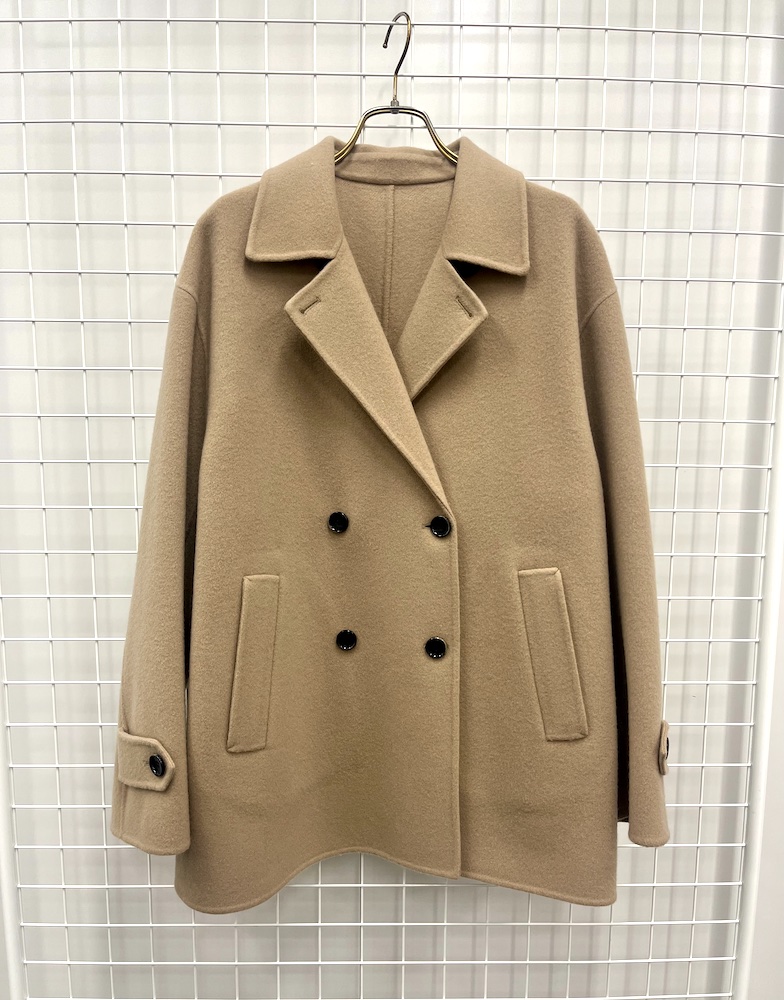 “シップス”のミディ丈Pコート