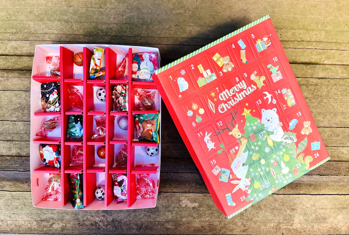 小さなお菓子を詰めて本体をかぶせれば準備OK