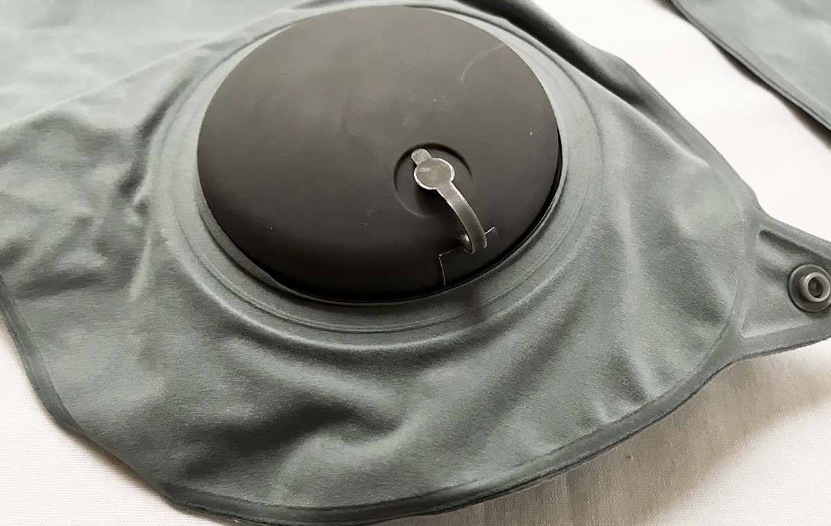 キャンドゥの「プッシュ式ネックピロー」