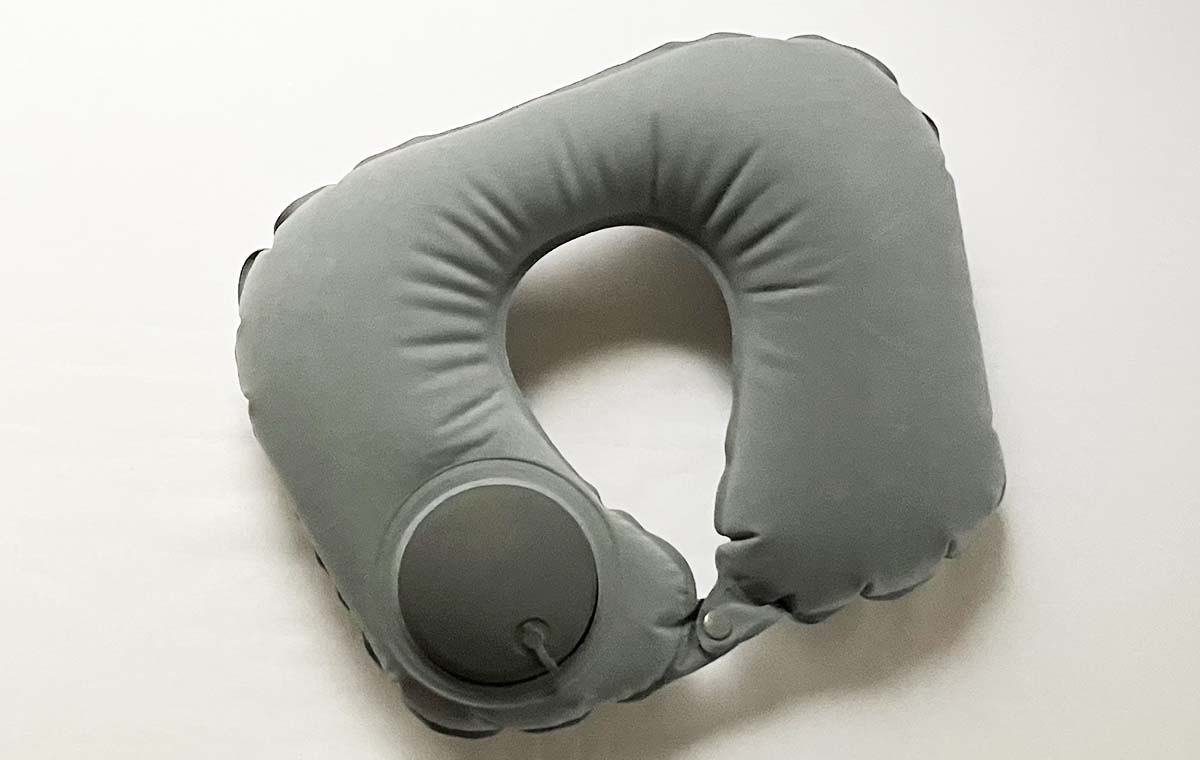 キャンドゥの「プッシュ式ネックピロー」