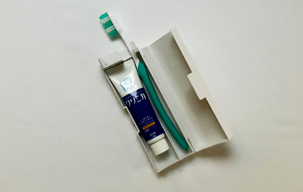 キャンドゥの「コップ付き 立つ歯ブラシケース」