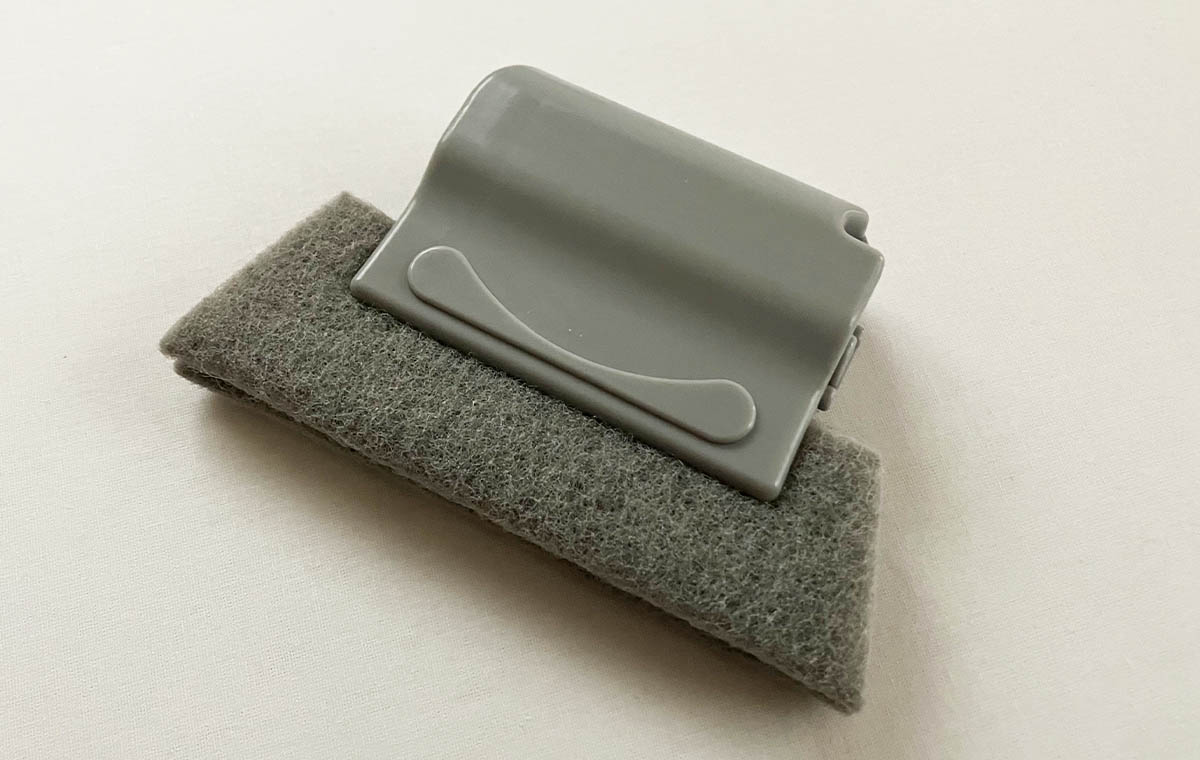 ダイソーの「サッシ用すきまブラシ」