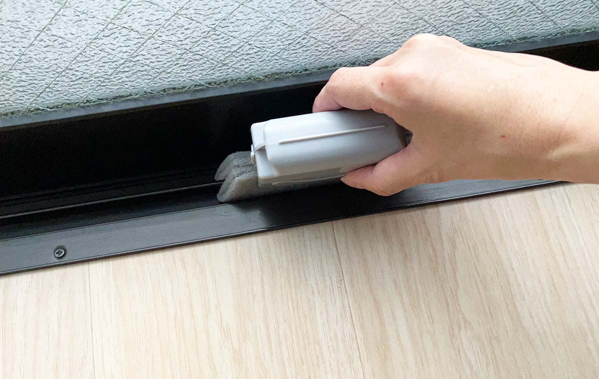 ダイソーの「サッシ用すきまブラシ」