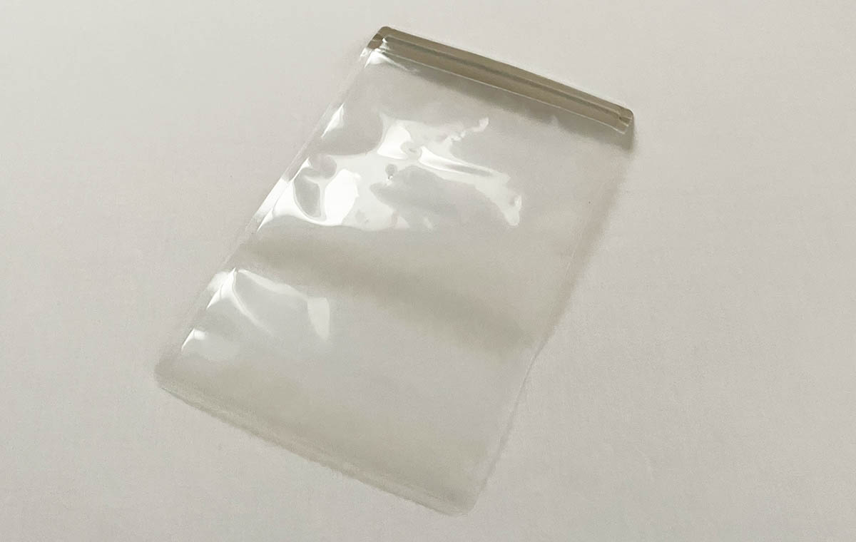 ダイソーの「簡易防水ソフトケース スマートフォン用」