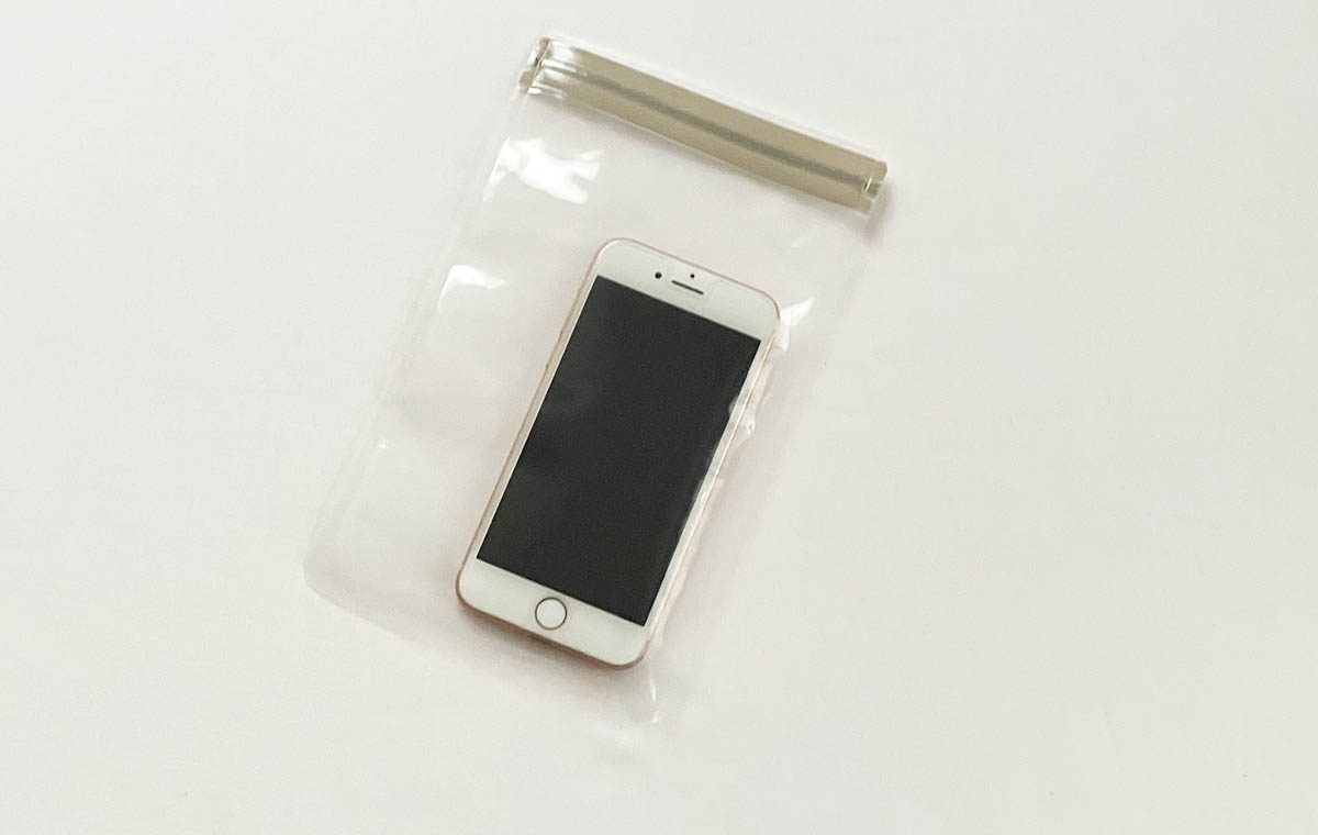 ダイソーの「簡易防水ソフトケース スマートフォン用」