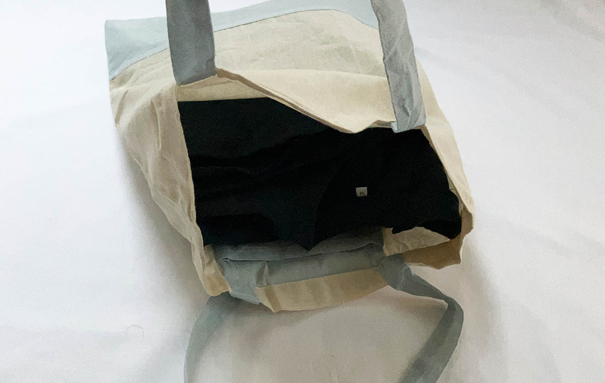 ダイソーの「トラベルポケッタブルコットン混トート」