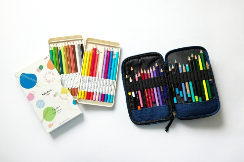 色鉛筆を二つ並べた画像