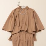 バンドカラーブラウス×パンツのセットアップ