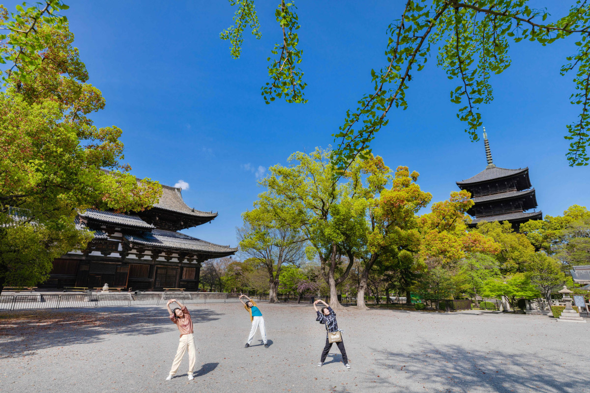 東寺で体操をしている人