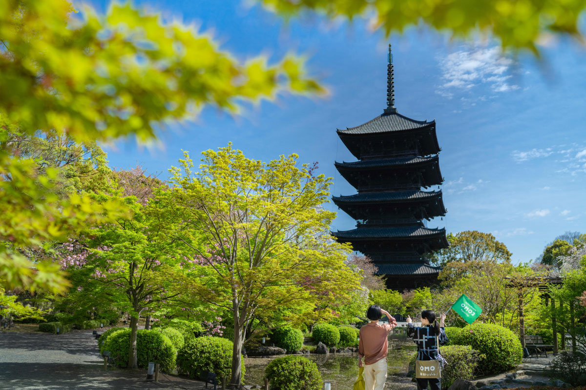 OMOスタッフと宿泊者が東寺を巡っている写真