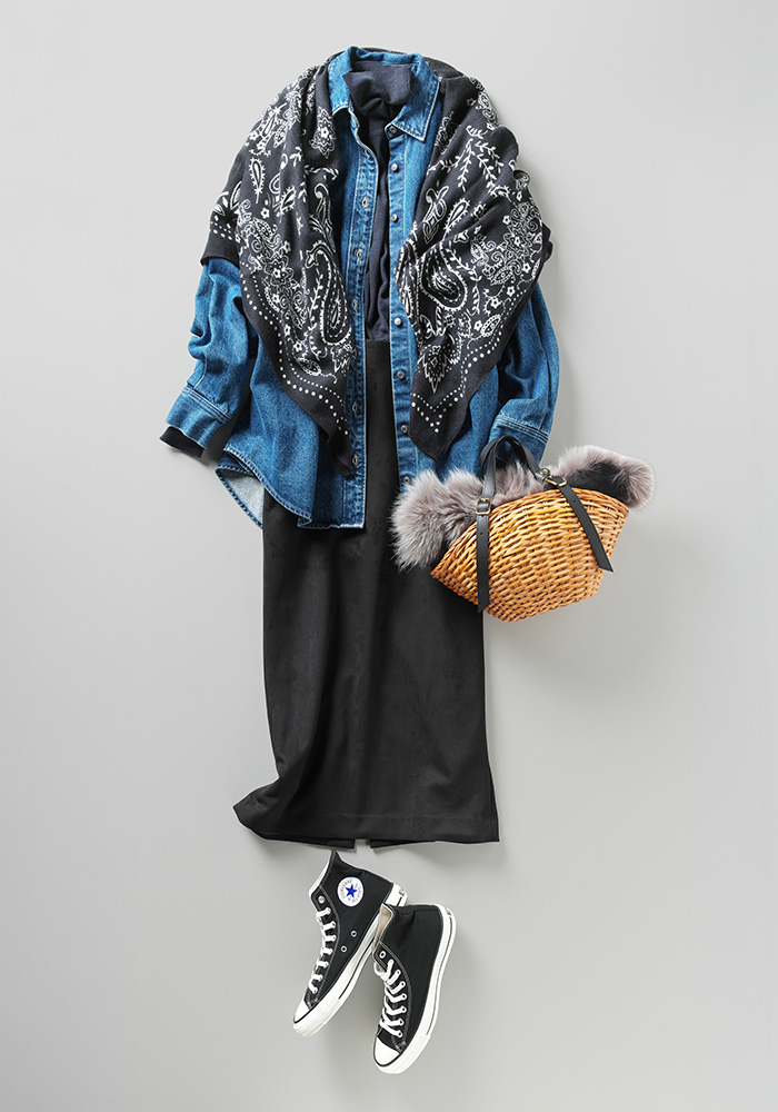 濃いめブルーのデニムシャツ×グレータートルニット×肩がけ黒字ペイズリースカーフ×黒タイトスカートコーデの写真