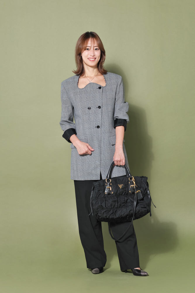 ドマーニ読者モデル 和田彩加さん カーブネックジャケット×ワイドパンツコーデ全身写真