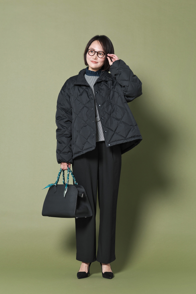 ドマーニ専属読者モデル 鈴木まきさん ダウンジャケット×ペプラムジャケット×ネイビーブラウス×ワイドパンツコーデ全身写真