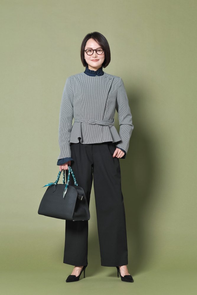 ドマーニ専属読者モデル 鈴木まきさん ペプラムジャケット×ネイビーブラウス×ワイドパンツコーデ全身写真