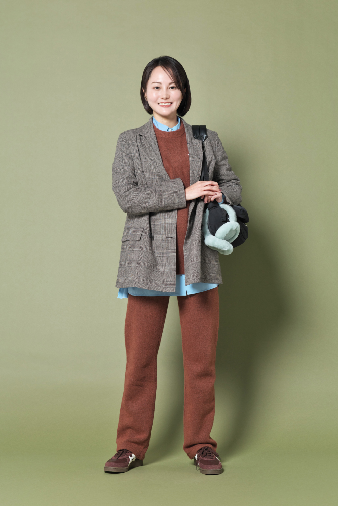 ドマーニ専属読者モデル 鈴木まきさん チェック柄ジャケット×ブラウンニットアップ×ブルーシャツコーデ全身写真