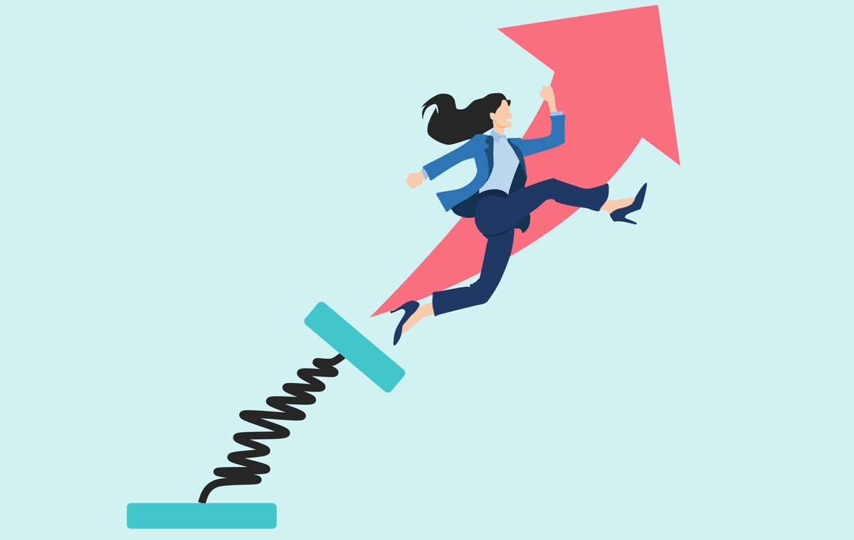 飛び跳ねる女性