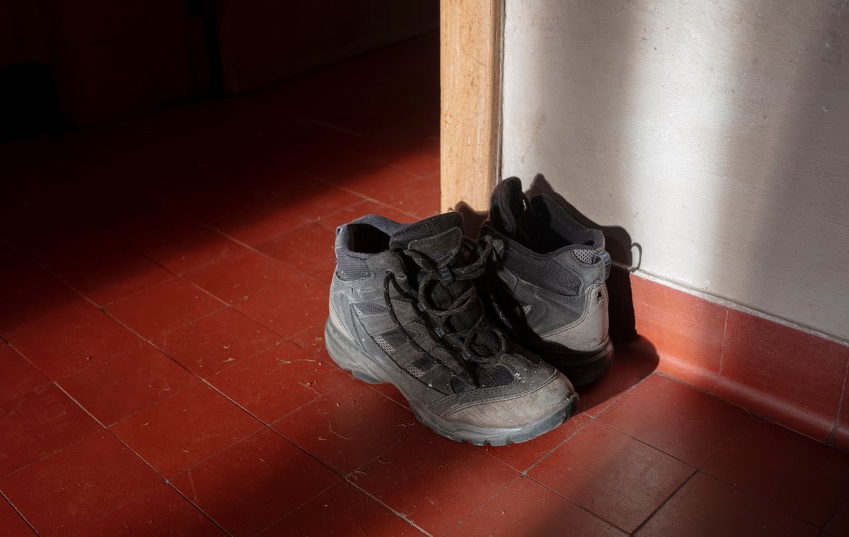 玄関タイル　靴