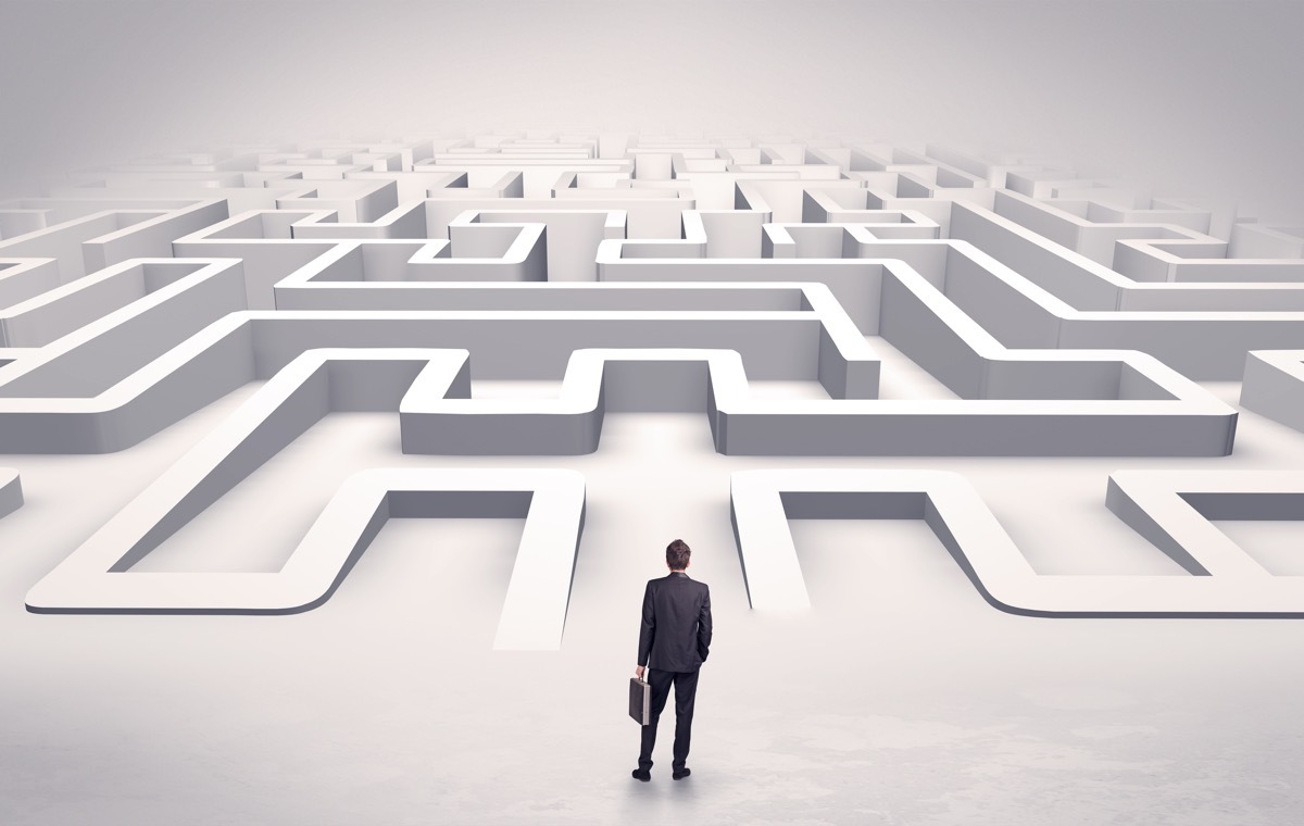 迷路にただずむ男性