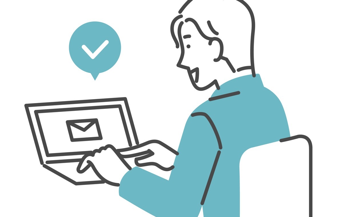 メールチェックする男性