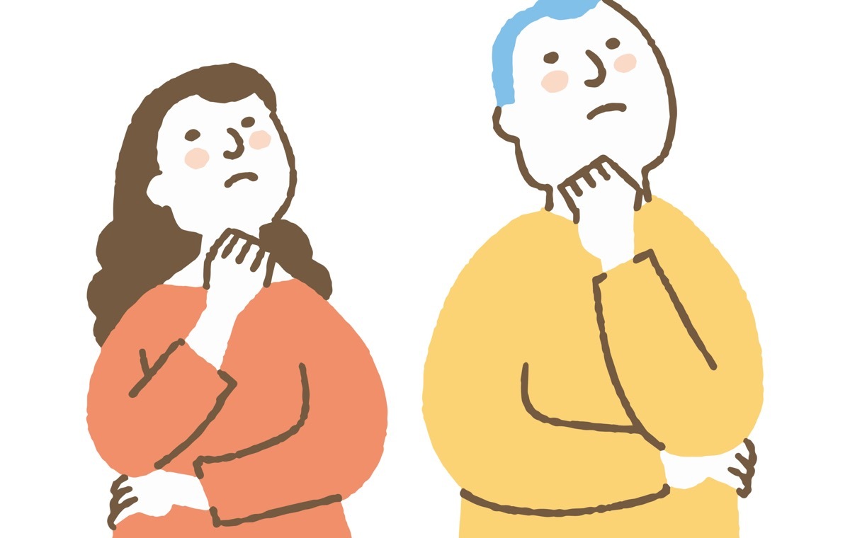 上を見あげる男女