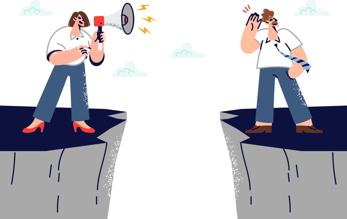 対岸で話す男女