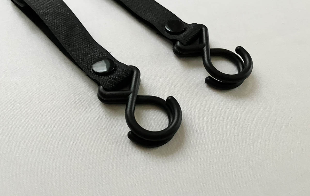 セリアの「トラベル用 フック付きベルト2P」