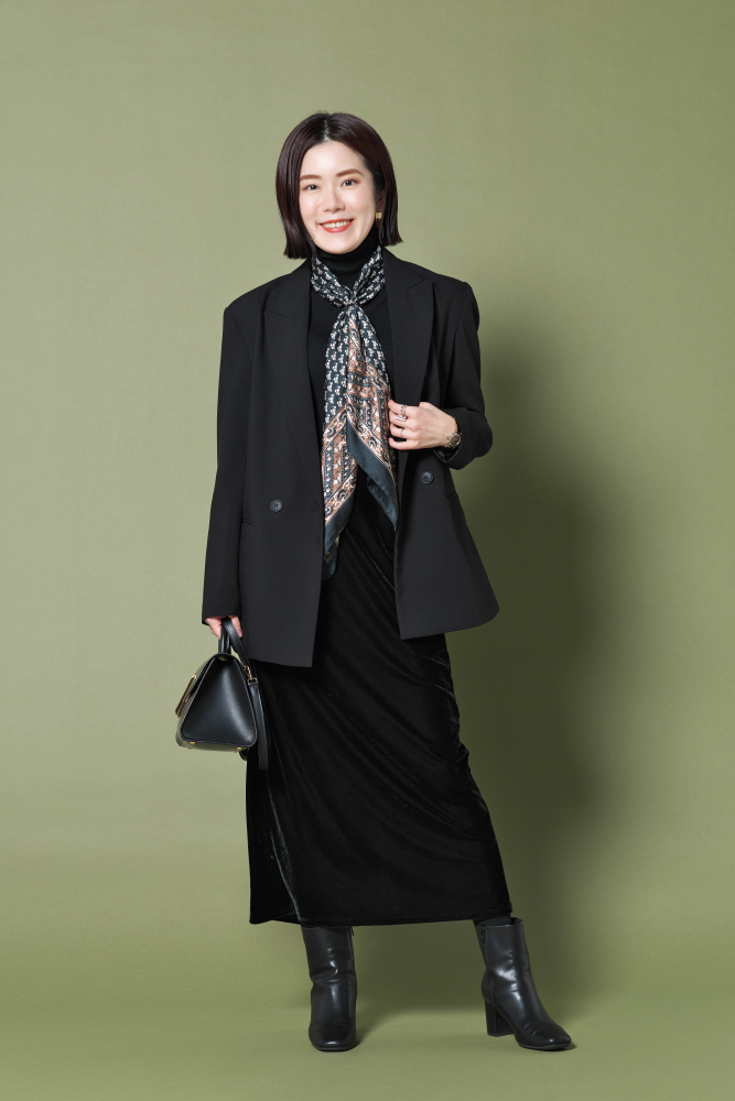 ドマーニ読者モデル 杉本緑さん ブラックのジャケット×ハイネックニット×ベロアスカートコーデ全身写真