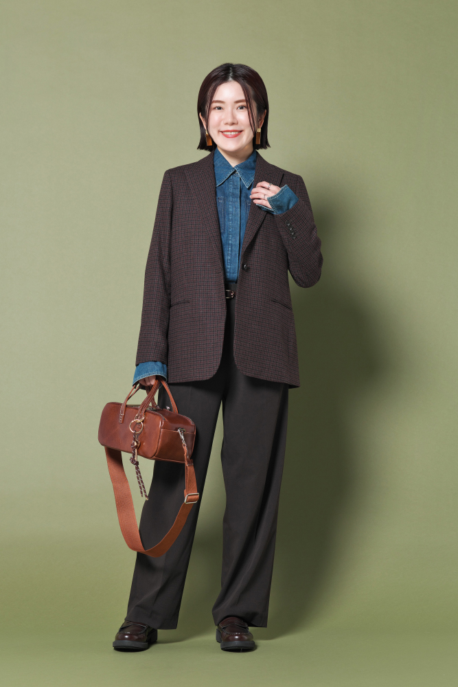 ドマーニ読者モデル 杉本緑さん ブラウンのジャケット×ボトムス×デニムシャツコーデ全身写真
