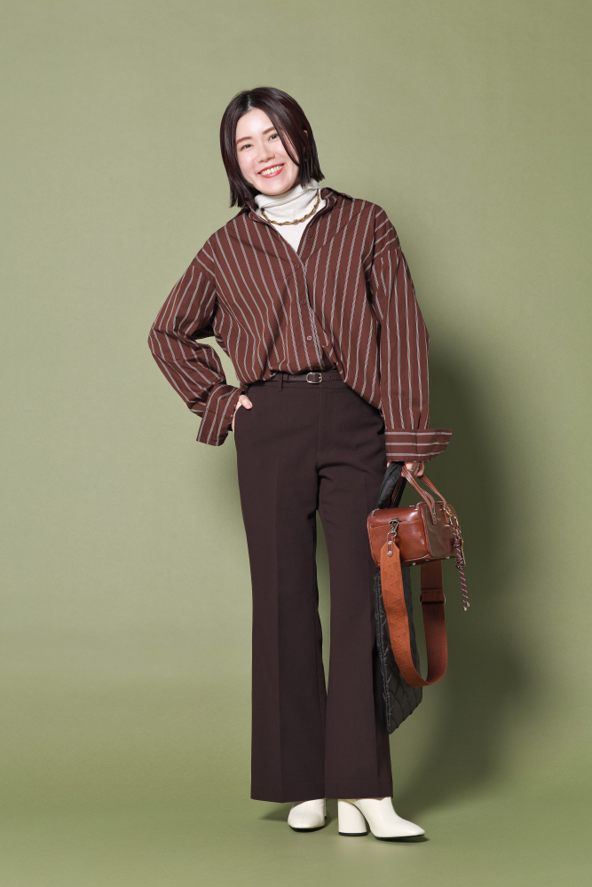 ドマーニ読者モデル 杉本緑さん ブラウンのストライプシャツ×ボトムス×白ハイネックニットコーデ全身写真