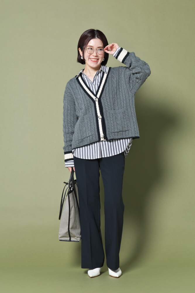 ドマーニ読者モデル 杉本緑さん グレーのニットカーディガン×ストライプ柄シャツ×ネイビーパンツコーデ全身写真